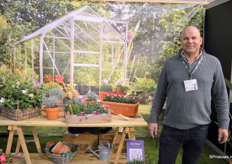 Guy van Deuren van VD Plant. De kweker heeft een productielocatie in het zuiden van Portugal en kan zodoende met verschillende producten vroeg aan de markt zijn. Voorwaarde is dan wel dat het weer ook hier een beetje lekker is, en die match is het ene jaar beter als het andere.